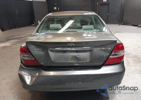 2002 Toyota Camry Le z USA, uszkodzony, nr VIN 4T1BE32K32U528231